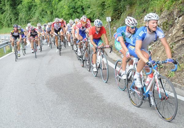 The leading group of the climb of Cansiglio.