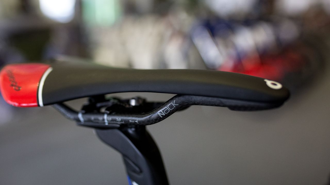 Naturally, the Prologo saddle features carbon rails