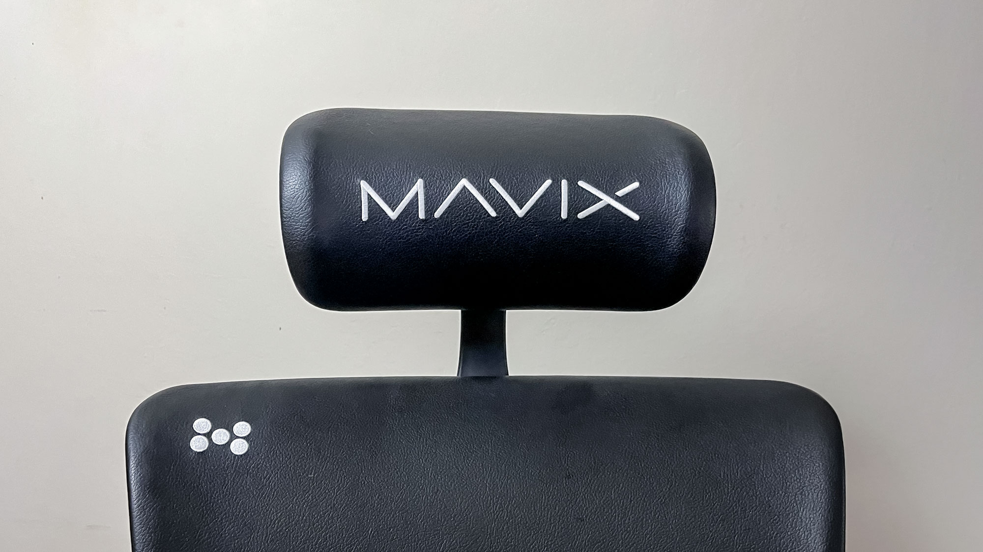 Mavix M9 gaming chair in action in front of my desk