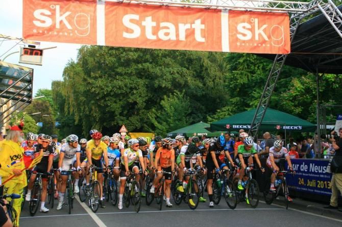 The peloton on the start line for the 2013 Tour de Neuss criterium