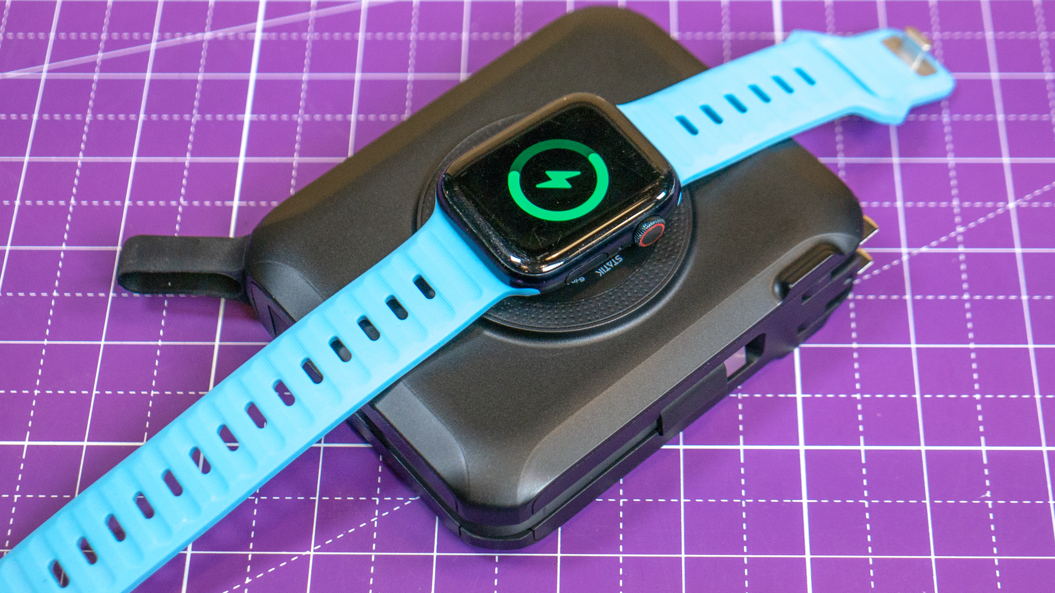 Statik SmartCharge Pro charging an Apple Watch.