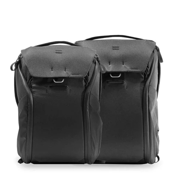Two sizes of the Peak Design everyday bag on a white background