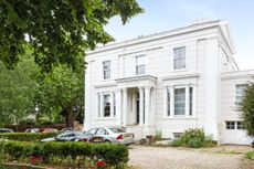 Regency Lodge in Cheltenham. A compact white house, for those on the go.