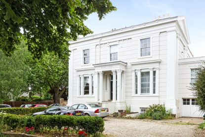 Regency Lodge in Cheltenham. A compact white house, for those on the go.
