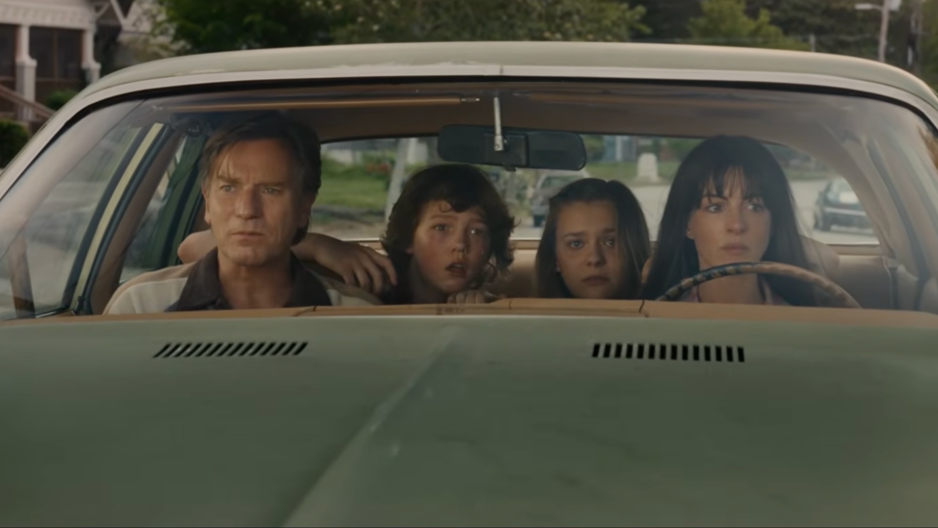 Ewan McGregor, Christian Convery, Maisy Stella, and Anne Hathaway in The End of Oak Street