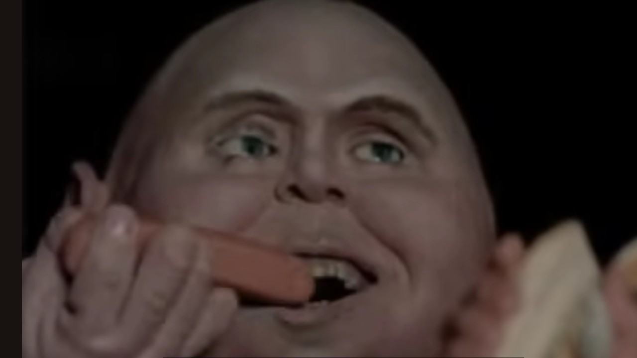 द गार्बेज पेल किड्स मूव्हीमध्ये हॉट डॉग खाताना फाउल फिल