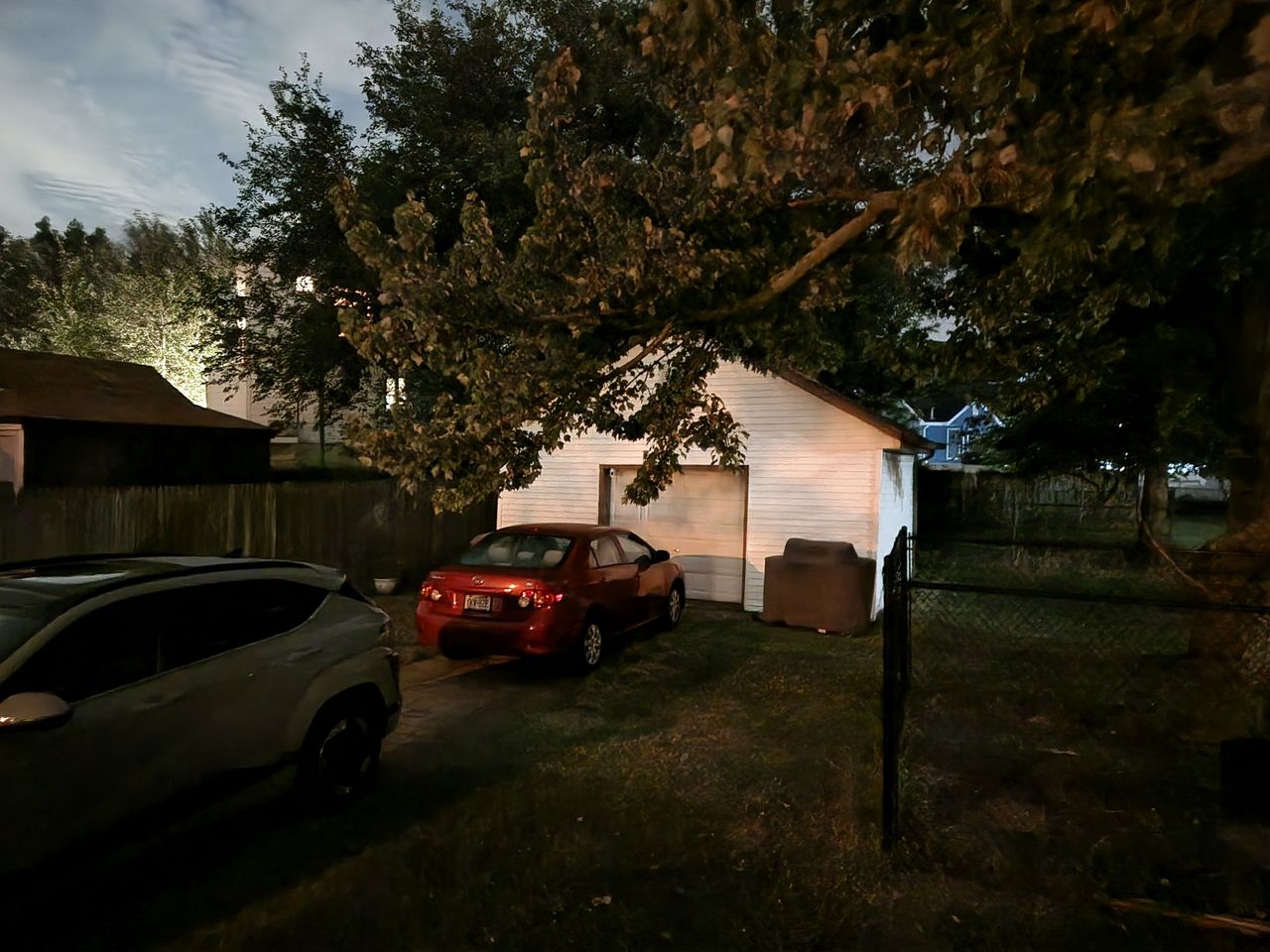 Samsung Galaxy Z Fold 4 low light sample.