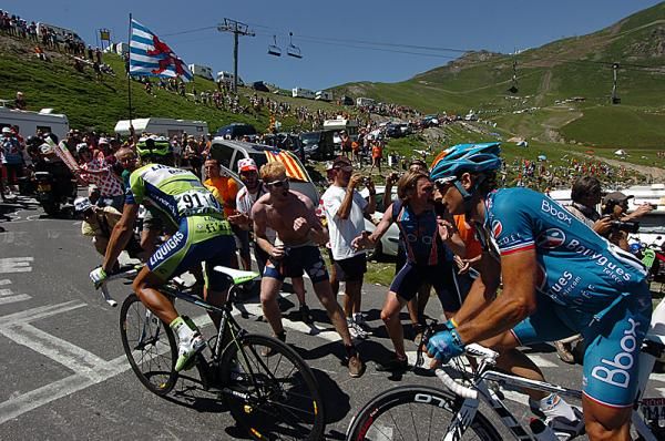 Huge crowds greeted Pellizotti and Fedrigo at the top of the Tourmalet
