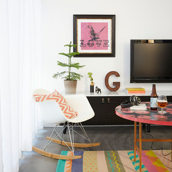 living room with coffee table and photoframe on white wall