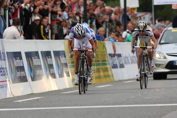 Making sure of the World Cup title , Marianne Vos (Nederland Bloeit) sprints for second ahead of Emma Johansson (Redsun Cycling Team) and Judith Arndt (HTC - Columbia Women)