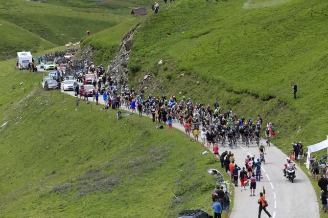 Team Sky sets tempo at the front of the peloton during stage 19