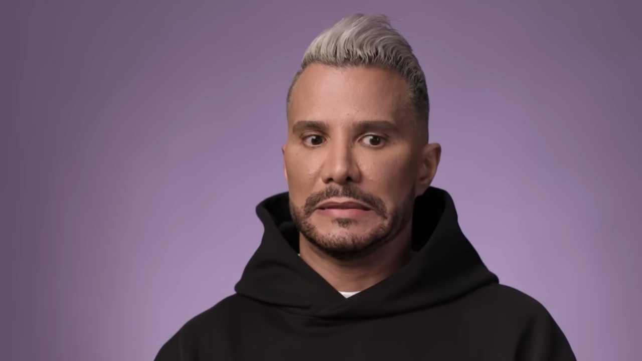 『リアリティ・チェック』の予告編で居心地悪そうにしているジェイ・マニュエル。