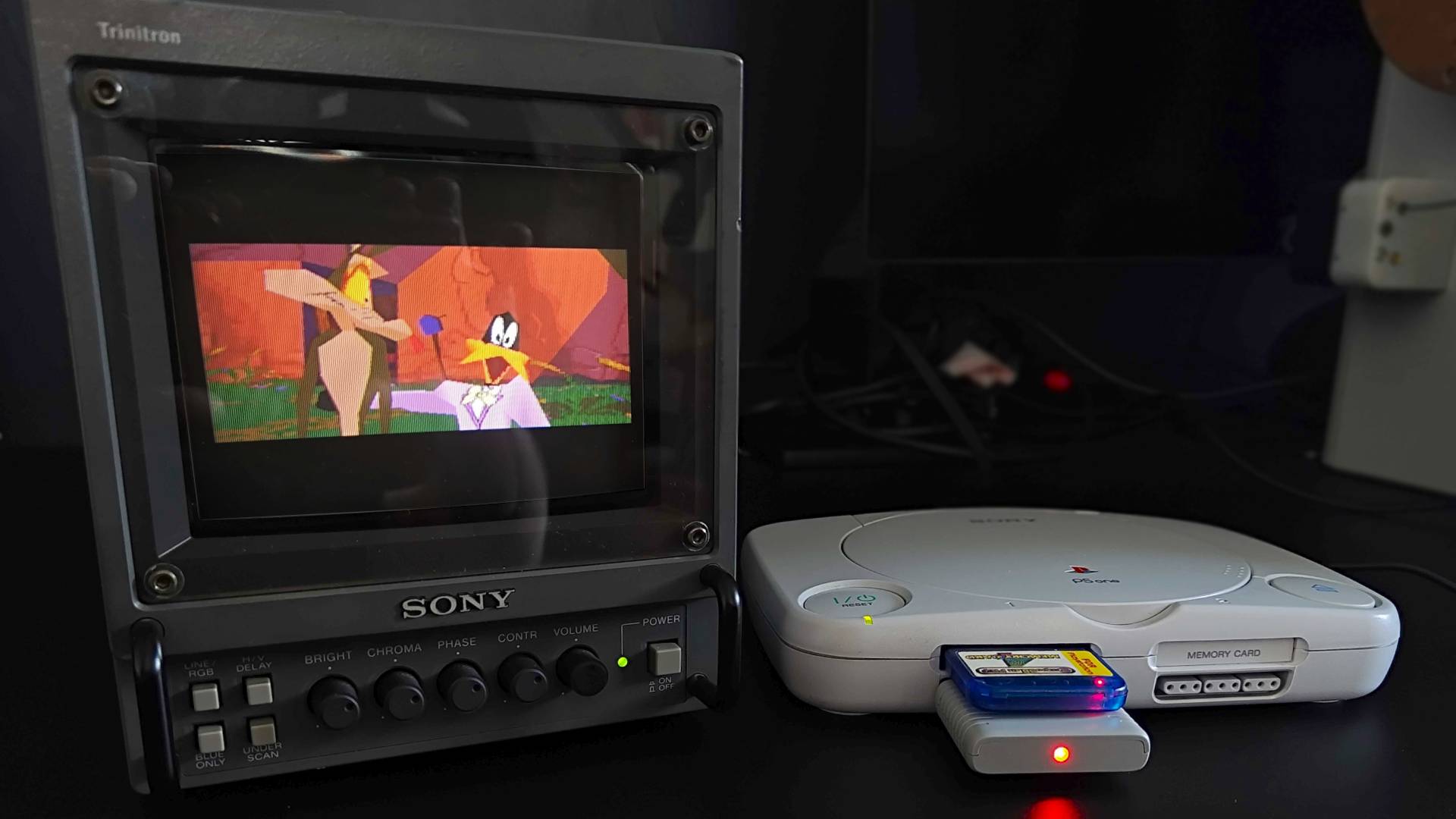 Sony Trinitron CRT TV with cutscene from Sheep, Dog, N' Wolf for PS1 on screen featuring Daffy on right and Ralf Wolf on left.