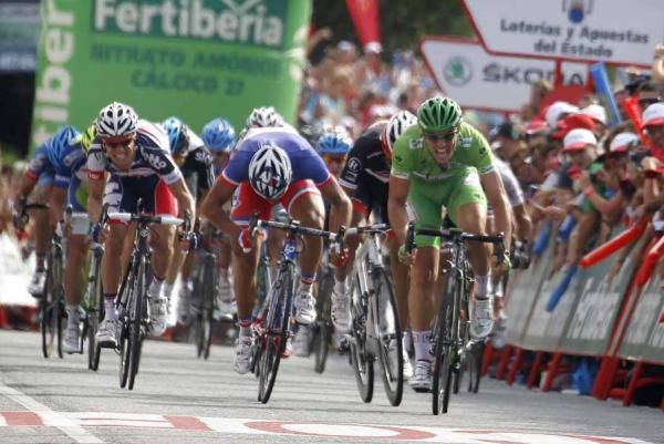 John Degenkolb (Argos-Shimano) holds off Nacer Bouhanni (FDJ-BigMat) to win stage 10 of the 2012 Vuelta a Espana.