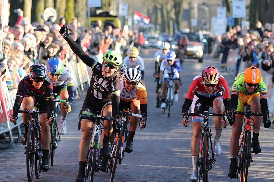 Leah Kirchmann (Liv-Plantur) celebrates her win