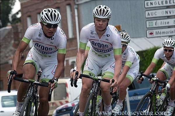 Argos-Shimano riders on the front of the peloton.