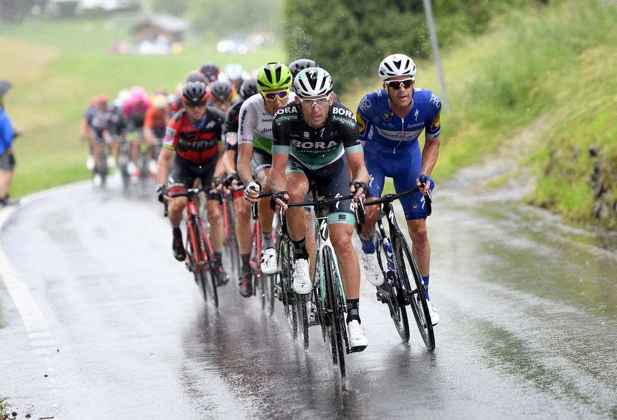The peloton tries in vain to catch the breakaway