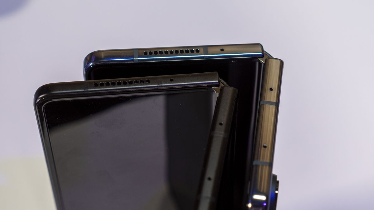 Samsung Galaxy Z Fold 3 (black) versus Samsung Galaxy Z Fold 4 (Graygreen)