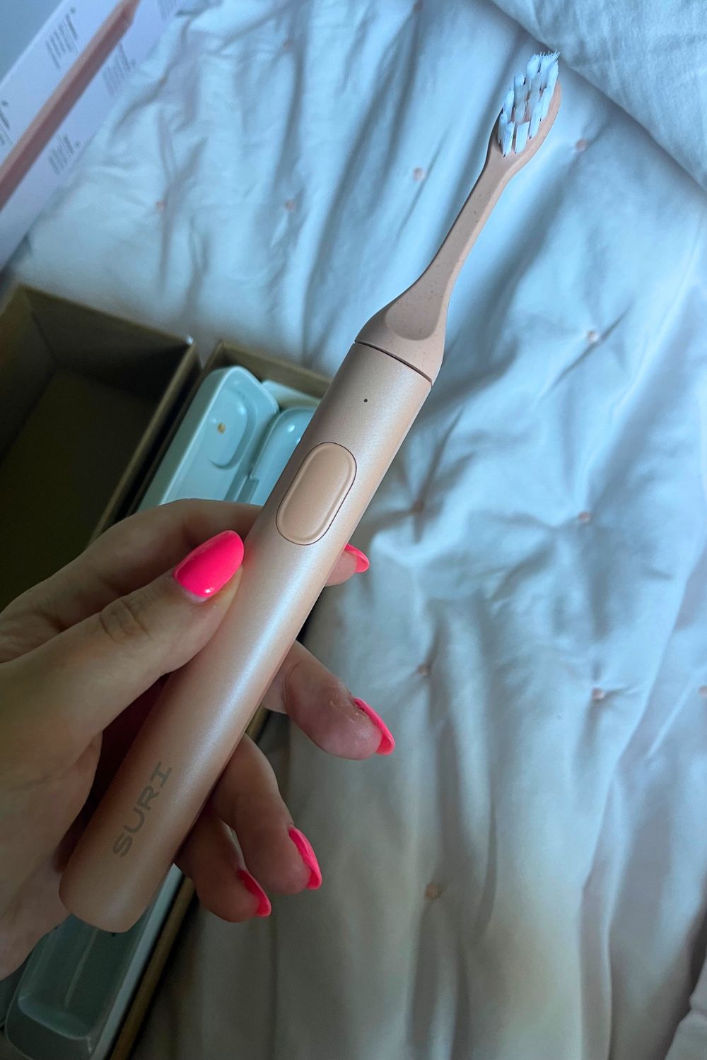 amelia holding the suri 2.0 toothbrush