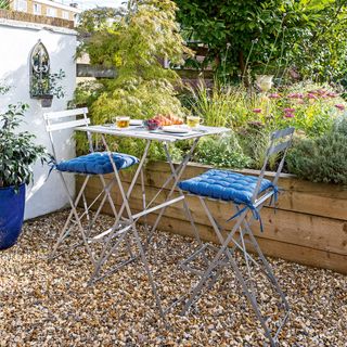 Gravel garden with bistro seating area