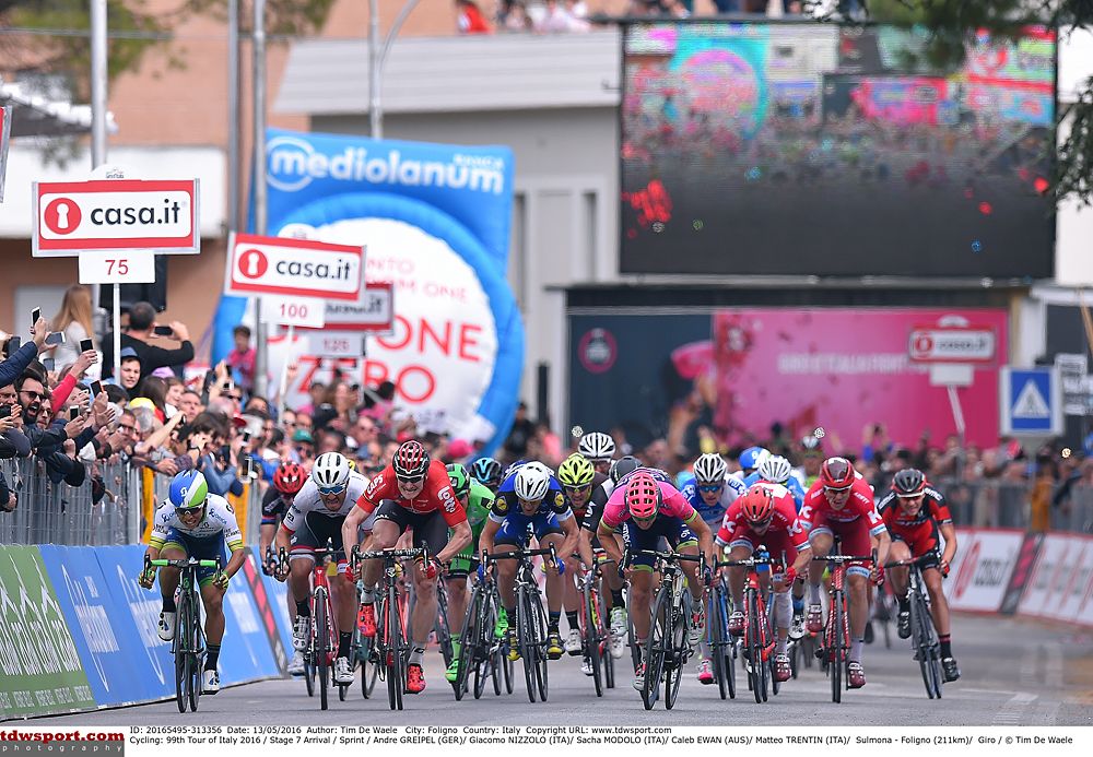 The peloton sprint for the finish line of stage 7