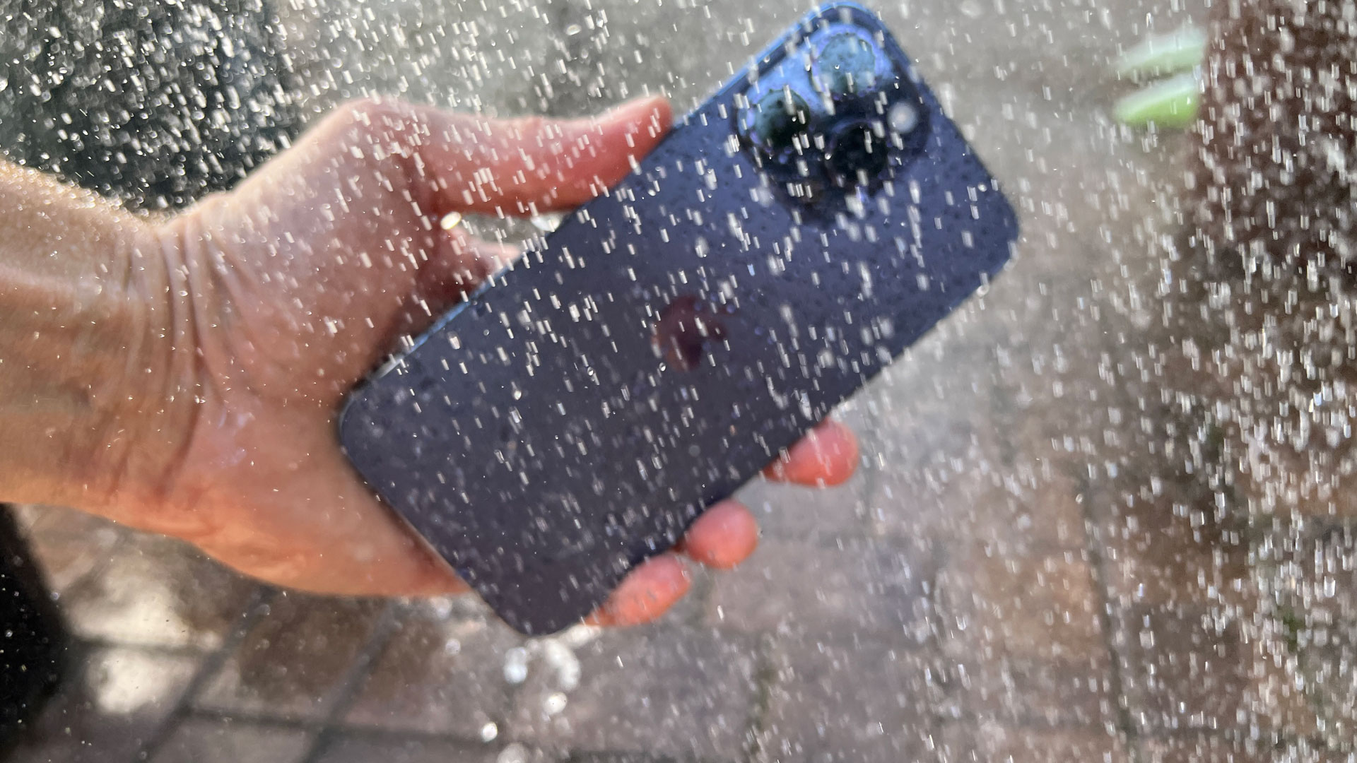Apple iPhone 14 Pro Max getting wet