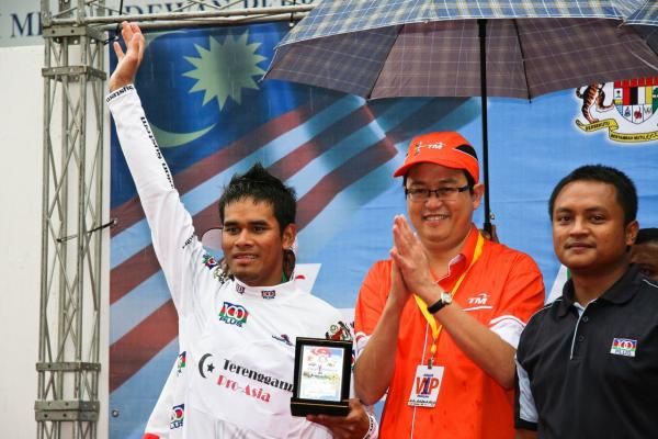 Hariff Salleh (Terengganu Cycling Team) is the leading Malaysian rider.
