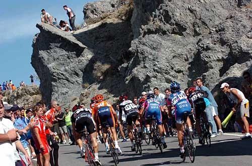 Groups behind the leaders try to contain their losses