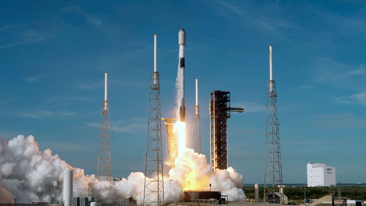 SpaceX launches 29 Starlink satellites from Florida just hours after Blue Origin rocket explosion (video)
