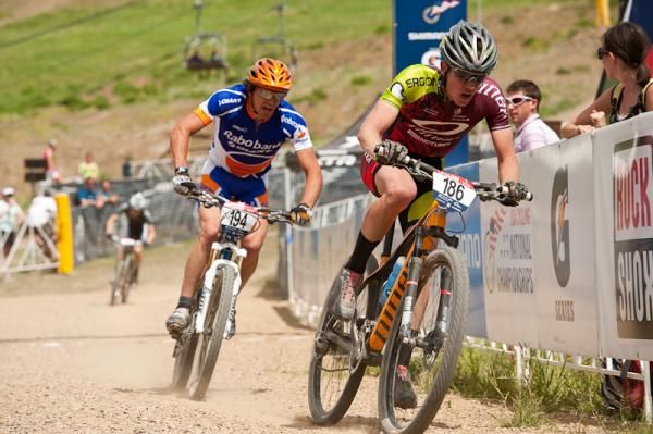 Giant/Rabobank'' Adam Craig reels in a fading Tim Allen of team Niner.