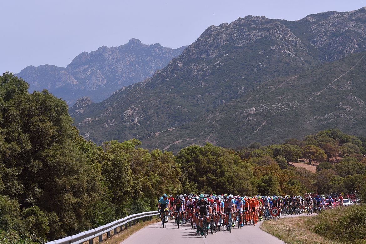 The pack on the Giro's second stage