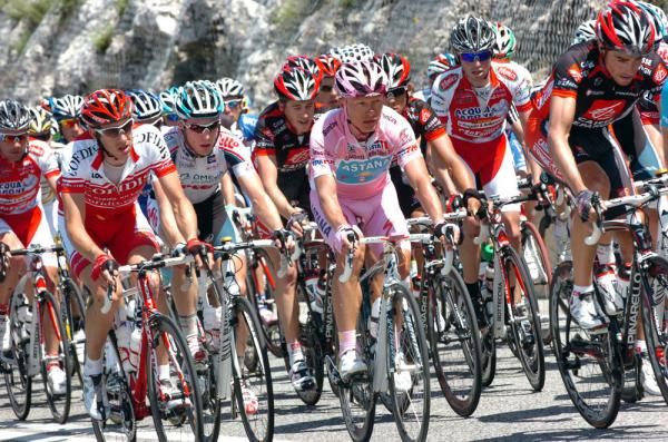 Maglia Rosa Alexandre Vinokourov (Astana) rides in the midst of the peloton
