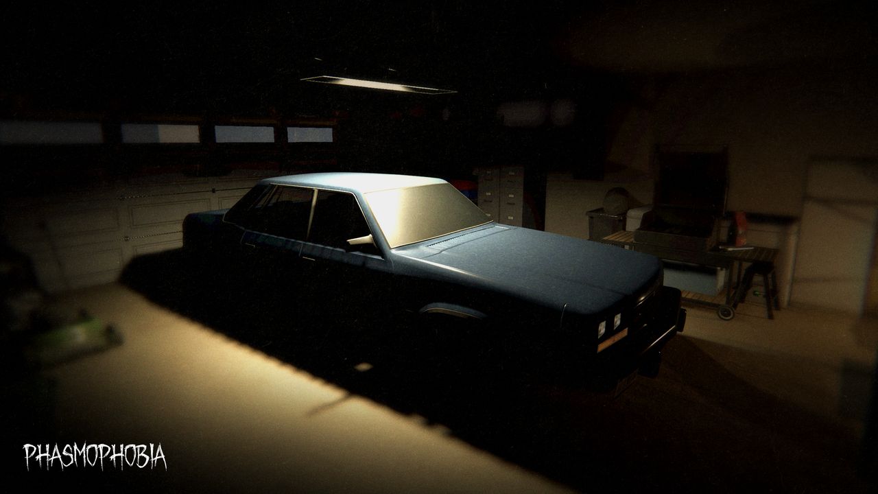 Phasmophobia map 6 Tanglewood Drive garage - An old blue car inside of the dark garage