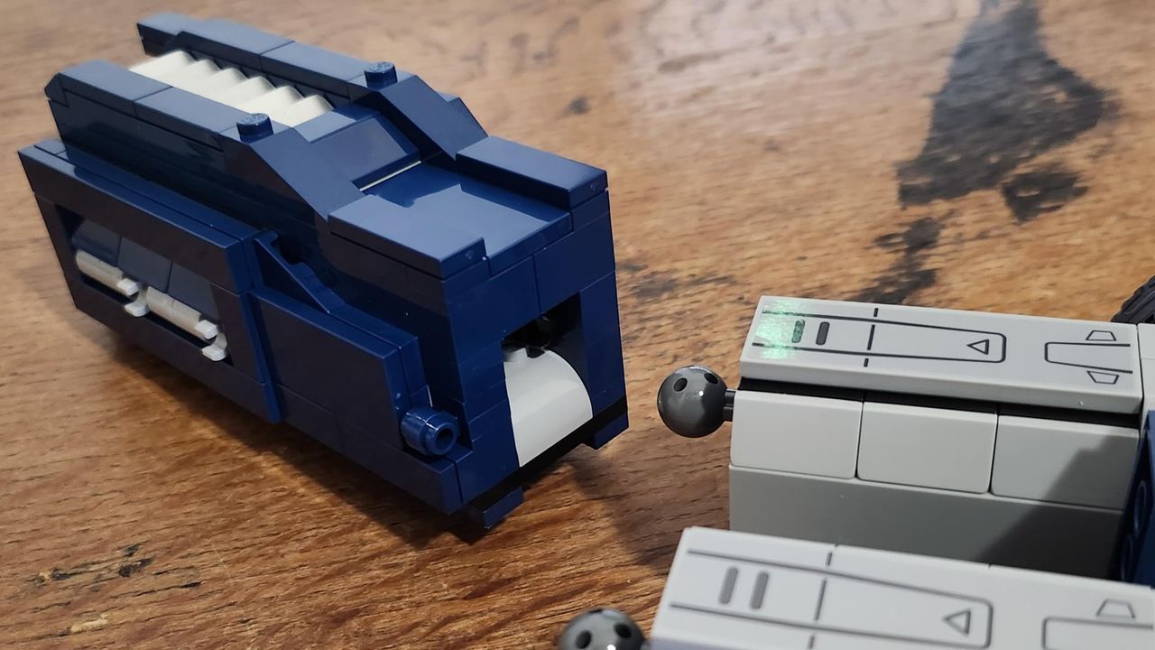 Lego Icons Optimus Prime (10302)_No knees