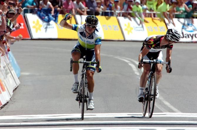 Simon Gerrans takes the win atop Old Willunga Hill and captures Orica GreenEdge's first-ever Tour Down Under stage win