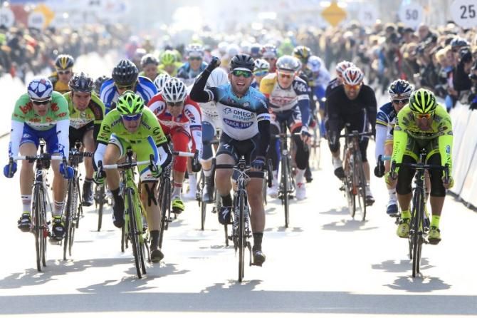 Mark Cavendish (Omega Pharma Quick Step) wins the sprint at the end of stage 2.