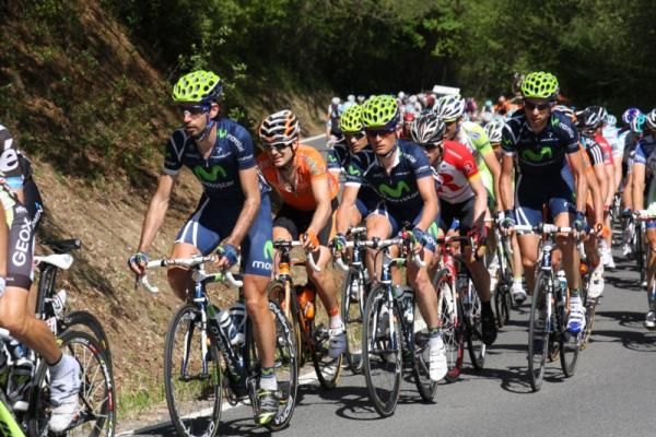 The Pais Vasco peloton en route to Zalla.