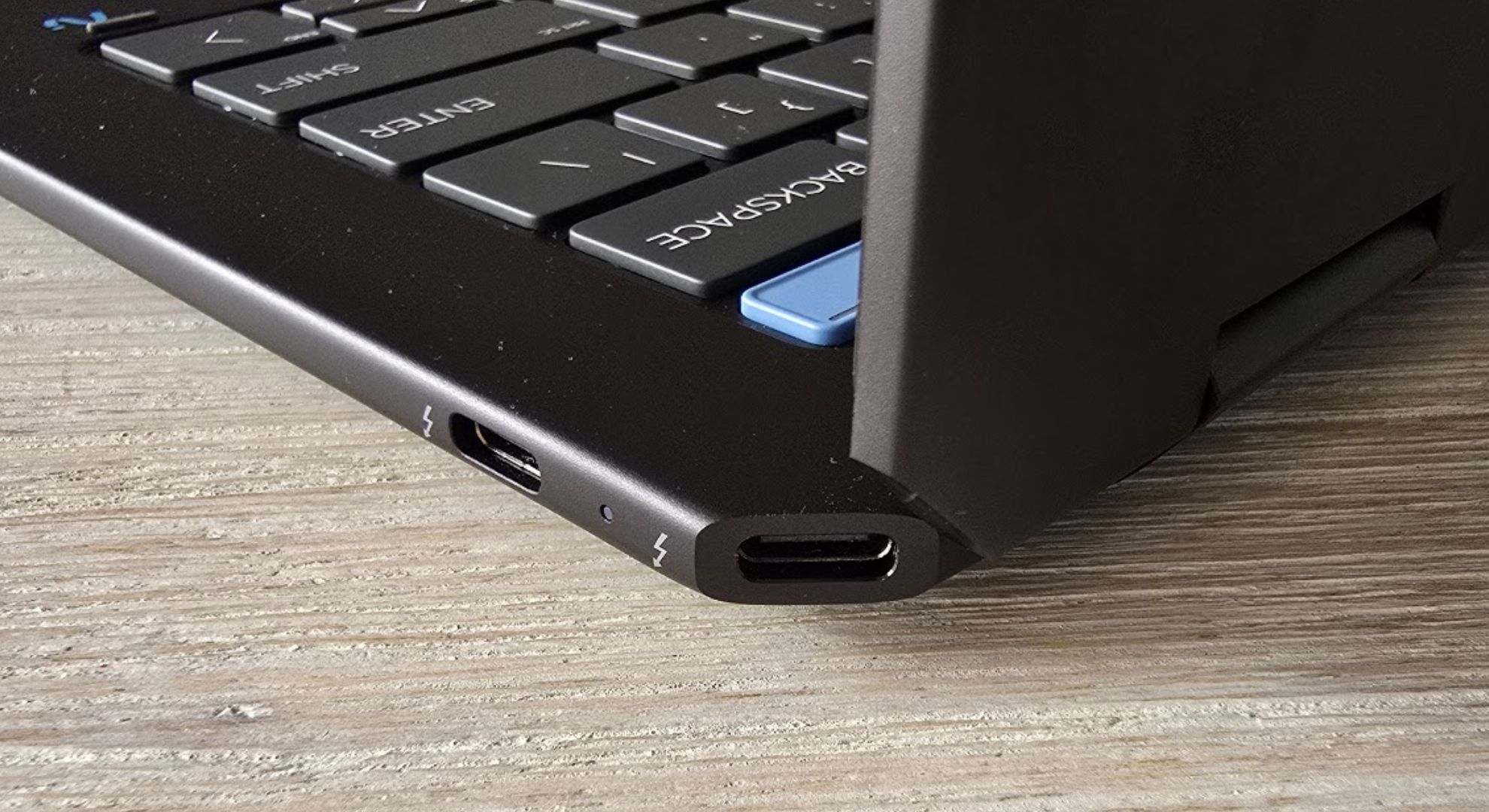 El exclusivo puerto USB-C diagonal del HP OmniBook Ultra Flip