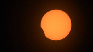 Делимично помрачење Сунца 30. априла 2022, како се види из Виња дел Мар, Чиле.