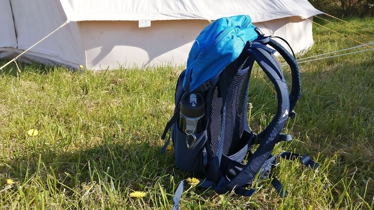 Vaude Brenta 24 hiking backpack, shot on some grass, close up