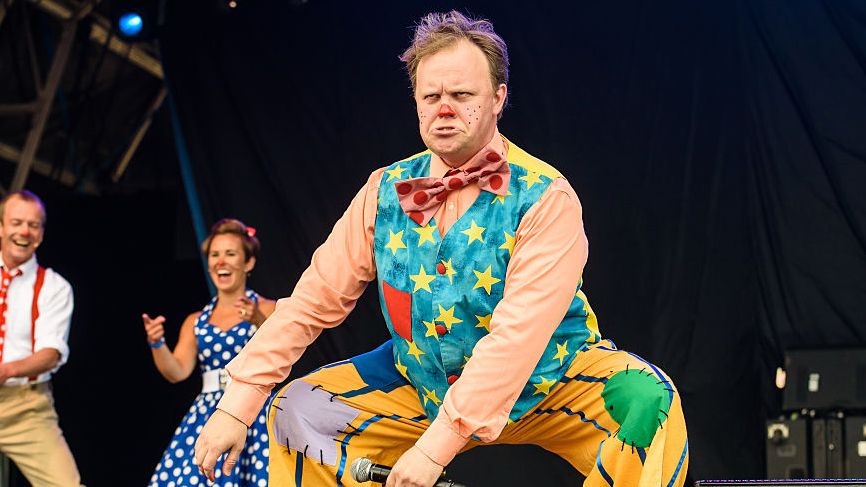 Justin Fletcher All About The Mr Tumble Star What To Watch