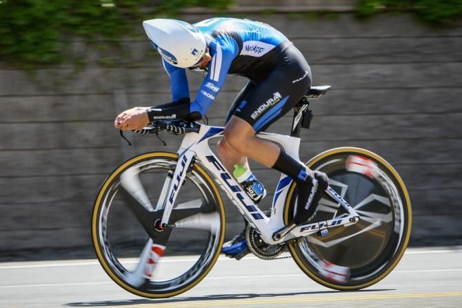 Tiago Machado (Net App) looks to check riders behind him