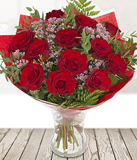 eFloristBuy one dozen roses for £24.99