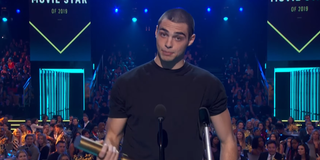 noah centineo accepting award people's choice awards e! 2019