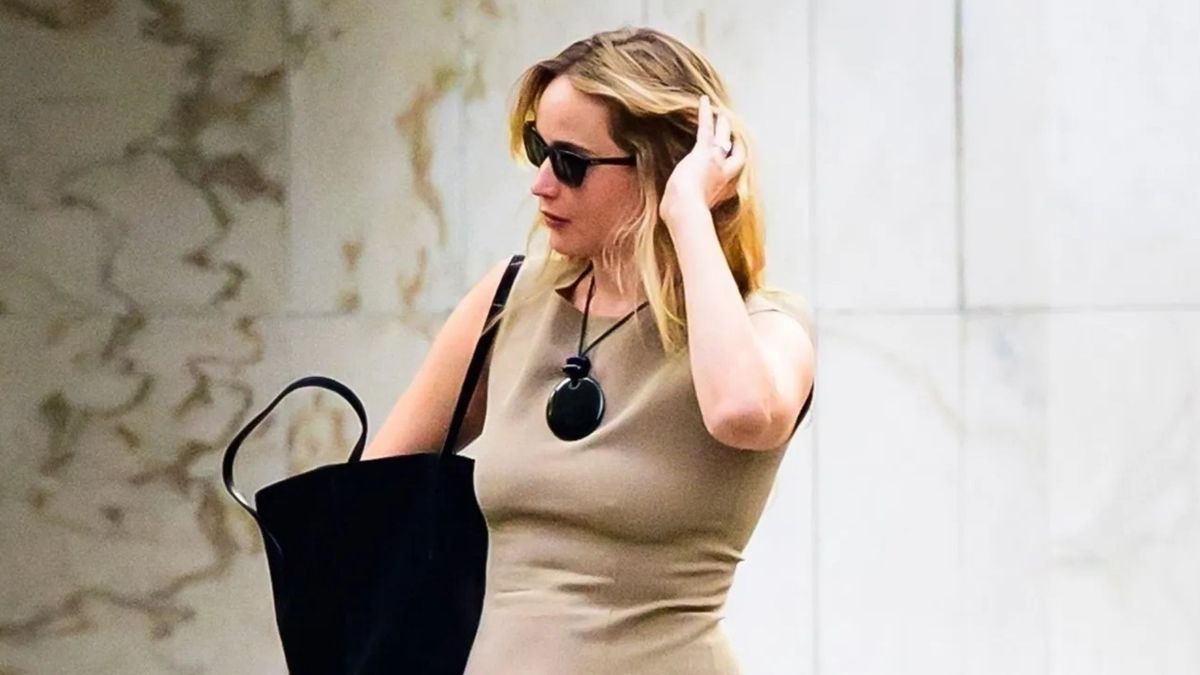 Spotted in New York: The Non-White Dress Trend That Fashion People Are Wearing Nonstop With Flip-Flops