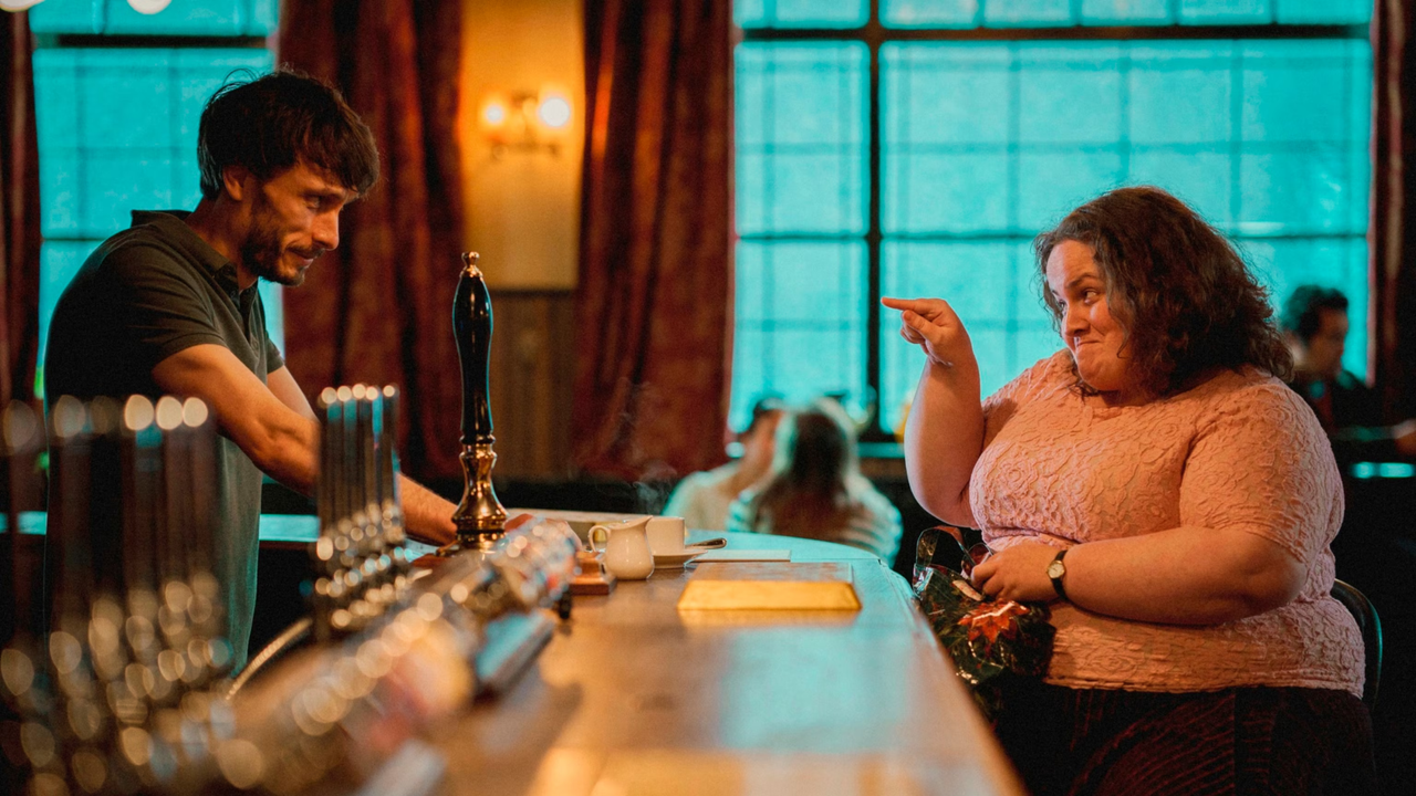 Richard Gadd as Donny and Jessica Gunning as Martha at a pub in a scene from Neflix series Baby Reindeer