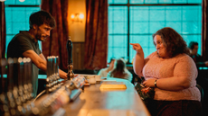Richard Gadd as Donny and Jessica Gunning as Martha at a pub in a scene from Netflix series Baby Reindeer