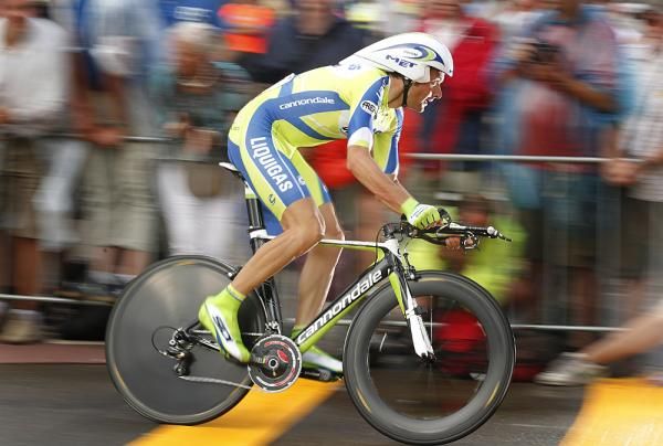 Ivan Basso (Liquigas-Doimo) goes by in a flash.