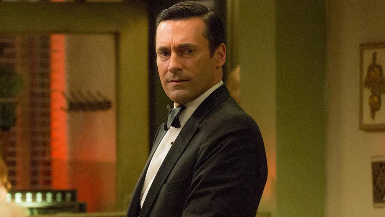 Jon Hamm de smoking parecendo preocupado, de Mad Men.