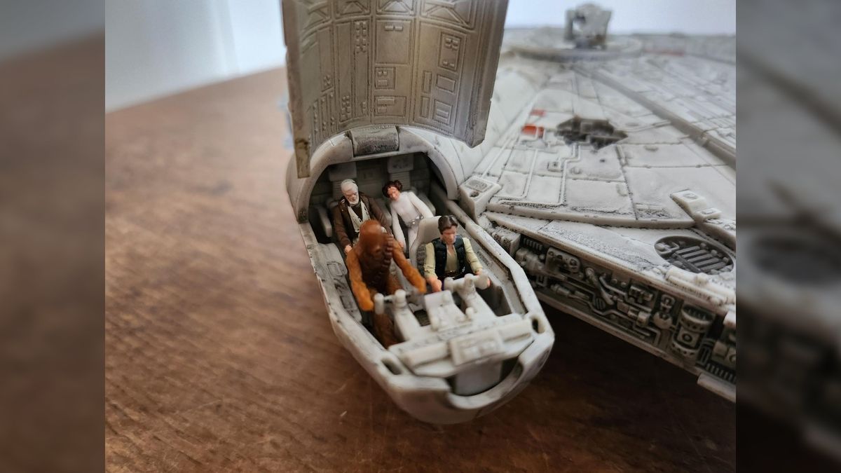 Star Wars Micro Galaxy Squadron range_Millennium Falcon crew sitting in the cockpit.
